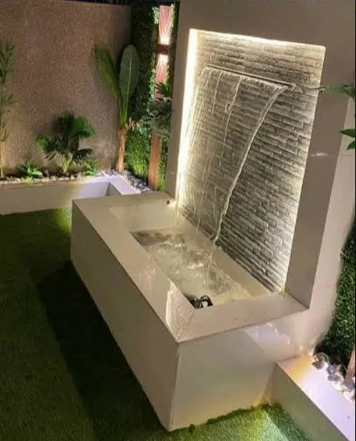 شلال طويل بواجهة حجرية وحوض أبيض شلال طويل بواجهة حجرية وحوض أبيض
