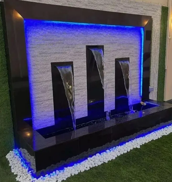 شلال بثلاث أعمدة على حجر وإضاءة زرقاء شلال بثلاث أعمدة على حجر وإضاءة زرقاء