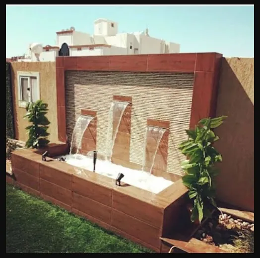 شلال بثلاث عيون بإطار خشبي وأحواض زرع شلال بثلاث عيون بإطار خشبي وأحواض زرع